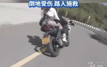 北京一男子騎摩托跑山超車失控撞護欄,，路人合力救援