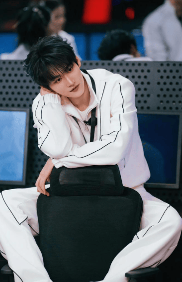 周柯宇作念了我最想对陈妍希作念的事 18场吻戏的情愫舆图