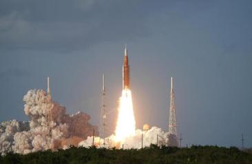 重返月球轨道：美“阿尔忒弥斯二号”发射成功