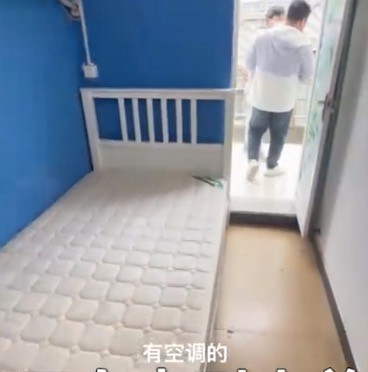 仨小伙为省钱租1间房：不同时间睡