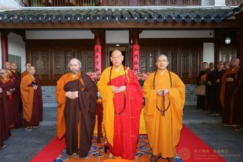 道慈大和尚恭迎法雨禅寺仁辉法师圆满出关