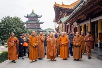 宁波阿育王寺方丈界源大和尚一行参访庐山东林寺