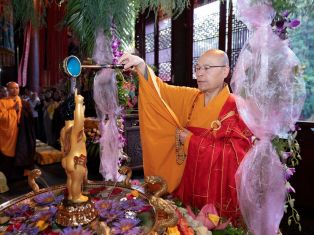 四月初八释迦牟尼佛圣诞 灵隐寺举行浴佛法会