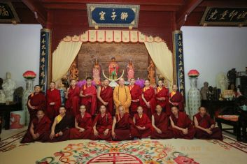 西藏佛学院少年活佛班学员参访普陀山