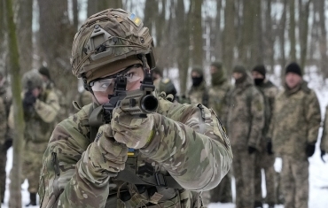 乌克兰民兵组织在丛林中进行军事训练