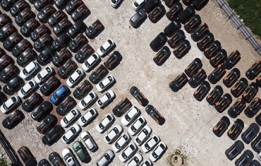 受到汇率影响 俄罗斯数百辆汽车停放停车场