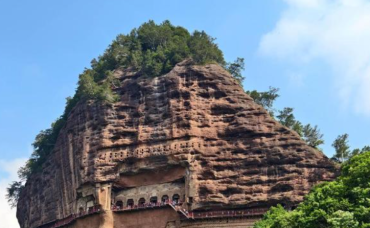 甘肃天水：麦积山石窟游人如织
