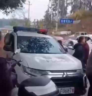 警車連撞3車:未拔鑰匙被精神病人開走