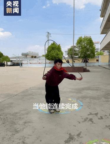 当跳绳慢的学生遇上耐心的老师 教育最动人的模样