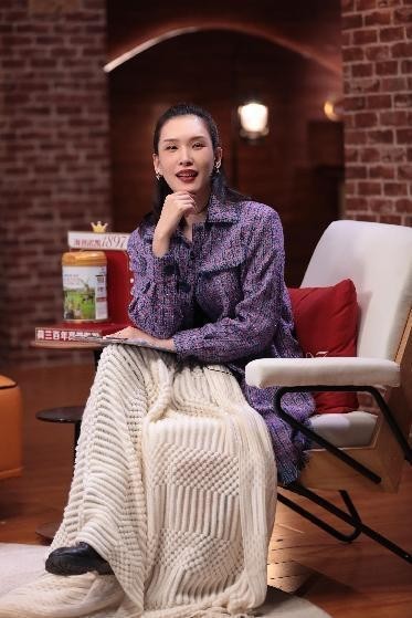 《春日迟迟再出发》顺利收官 “脑性美姐姐”佟晨洁接力挑战《开播！情景喜剧》