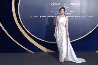 《给阿嬷的情书》演员李思潼红毯照 清新自然成焦点