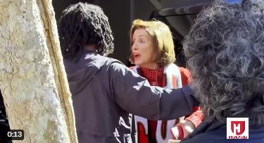 当地时间29日，佩洛西在家门口与亲巴勒斯坦抗议者对峙 图源：社交媒体视频截图