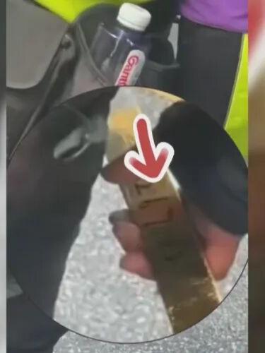 17歲小伙路邊撿4斤金條 拾金不昧獲贊