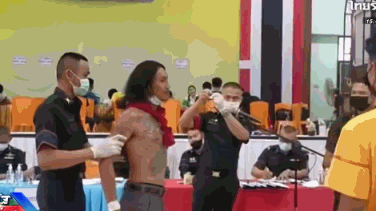 泰国又迎抽签征兵 ＂八尺男儿＂抽中当场＂香消玉殒＂