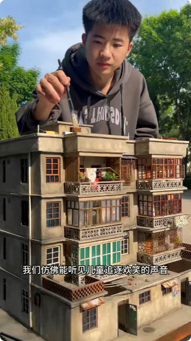 男生回应做老房子微缩模型年入百万 巧手复刻乡愁