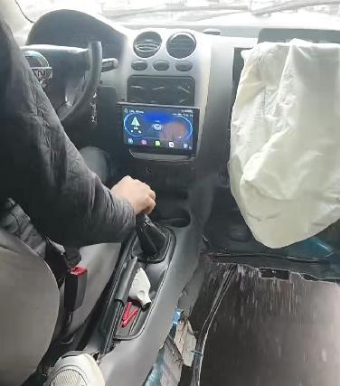 方向盘只剩一半的车上路 交警回应 安全隐患不容忽视