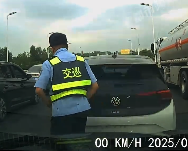 交警下班遇堵車 下車換上制服疏導(dǎo)救贖感拉滿