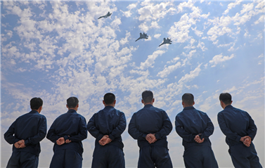 沖上云霄,！直擊海軍航空大學跨晝夜飛行訓練