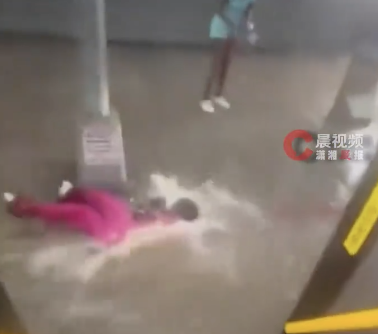 紐約暴雨導(dǎo)致市民下公交被沖走