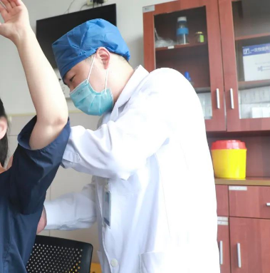 一觉睡醒，杭州10岁男孩脖子“瘫”了，颈椎老化程度超过成年人