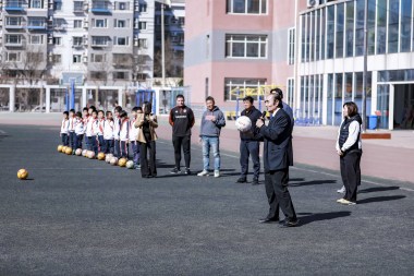 李应发先生与孩子们互动