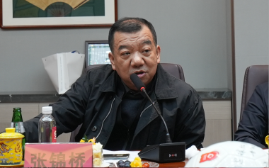 辽宁省足球发展促进会秘书长、辽宁广告职业学院副院长张锦桥主持会议