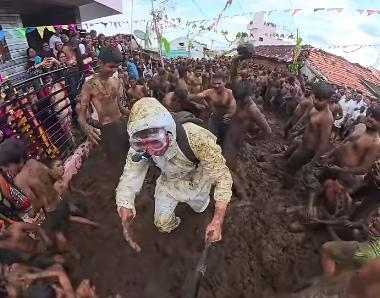 在印度村庄举办这个节日引发了疑问、传统和争