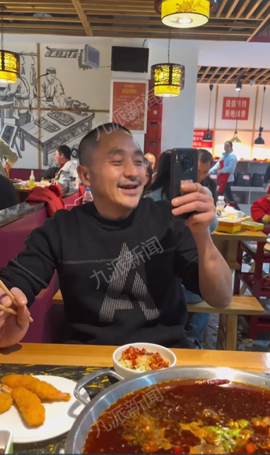 当爸爸被23岁女儿第一次请吃火锅 父亲不停拍视频记录 女儿：没见过他吃饭这么高兴