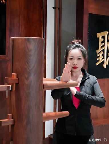 女孩在家练咏春妈妈频频入镜捣乱 温情陪练引热议