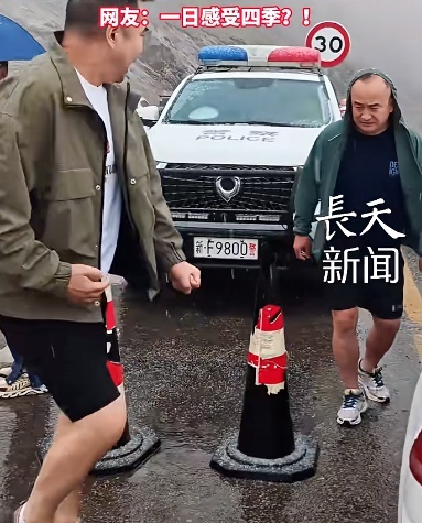 伊昭公路3车乘客戴头套危险探窗