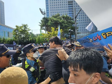 李在明结束10天绝食 检察厅外乱了：弹劾尹锡悦VS逮捕李在明