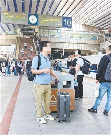 高铁站台成扎堆吸烟区