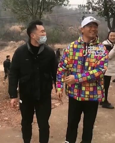 中国钓王邓刚开宾利回村过年