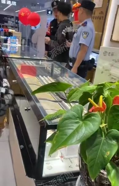 试戴金项链转身就跑被抓 店员：他年纪小，可能没考虑后果