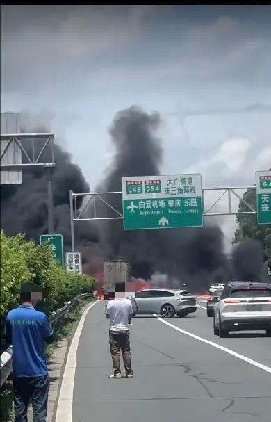 大广高速多车相撞起火 现场燃起浓烟