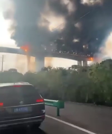 安徽一高速路段发生油罐车爆燃