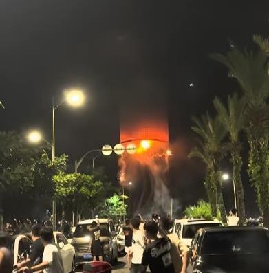 巨型孔明燈突然爆炸射向路人 安全隱患引關(guān)注