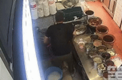 男子追著騷擾女店員被行拘：強(qiáng)行摟抱襲胸，言語(yǔ)騷擾“去開(kāi)房”