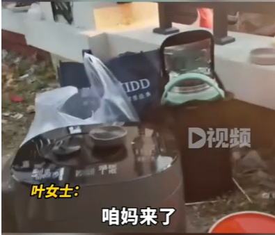 妈妈为儿子送饭全宿舍来吃