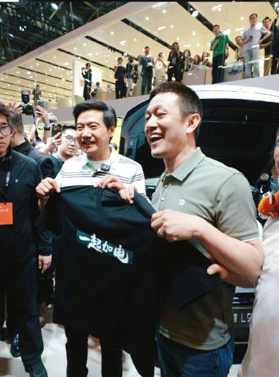 雷军北京车展上给王传福送T恤 国产车企携手共进