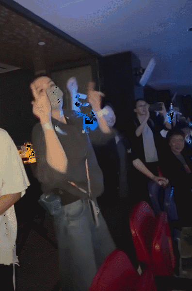 谢霆锋演唱定情曲《玉蝴蝶》 王菲在台下翩翩起舞