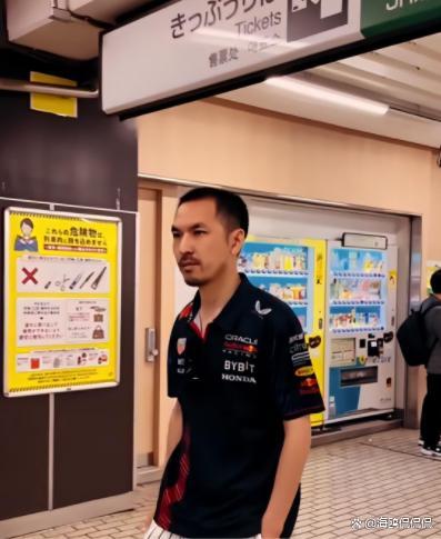 中国博主在靖国神社涂鸦 外交部表态 严格恪守法律，正视历史问题