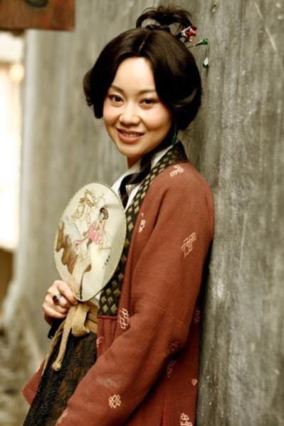 54岁闫妮逆袭成女神,离婚18年敢爱敢恨,她咋活得这么潇洒?