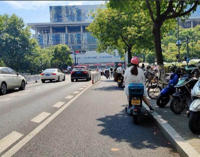 車輛“避曬式”等紅燈 交警：違法 避暑停車引爭議