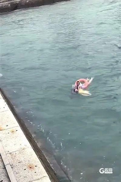 女孩撿手機(jī)險(xiǎn)被浪沖走大姨跳海救人 驚心動魄的生命營救