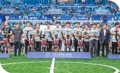 机器人如何踢足球