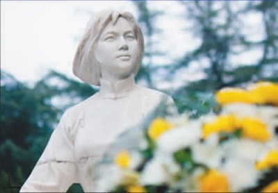 　　湖北武汉市向警予烈士陵园中的向警予雕像