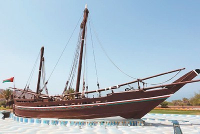 20世纪70年代，阿曼仿制了阿布·奥贝德远赴中国时的古船，不使用一根铁钉，以椰棕搓成的绳子将木板连结起来，代表了阿曼高超的传统造船技艺。该船也被命名为“苏哈尔号”。图为在阿曼首都马斯喀特展出的“苏哈尔号”。　　盛 阳摄