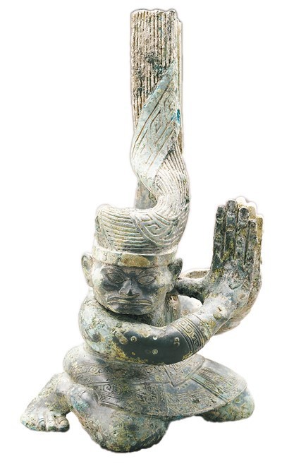 铜扭头跪坐人像。　　四川省文物考古研究院供图