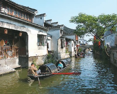 　　绍兴被称为水城。李白诗中这样描写：“人游月边去，舟在空中行”。　　盛建平摄